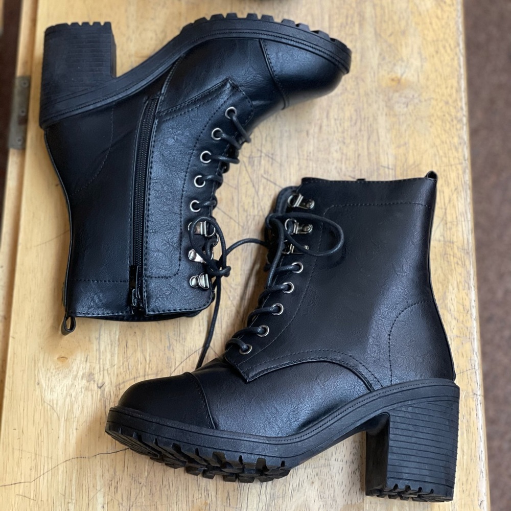 Black chunky Heel Boot
